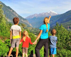 Famille à la montagne