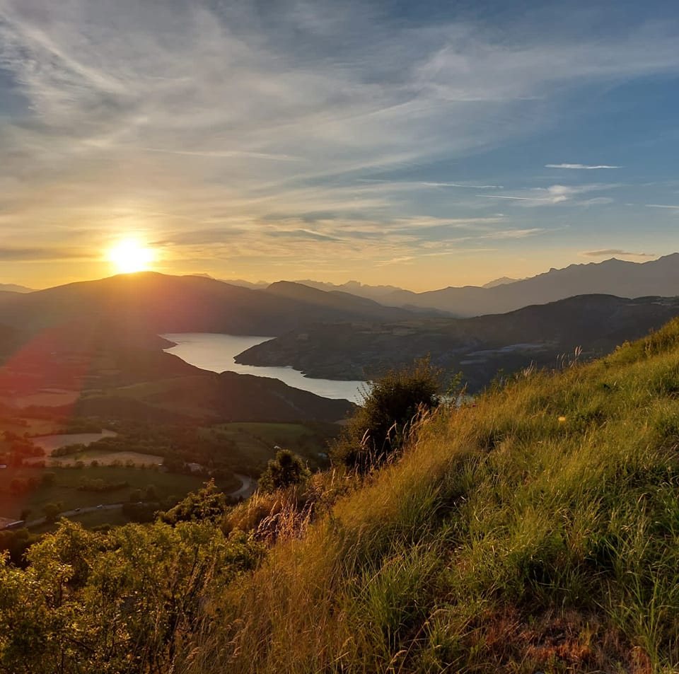 Le coucher du soleil sur le lac de Serre-Ponçon