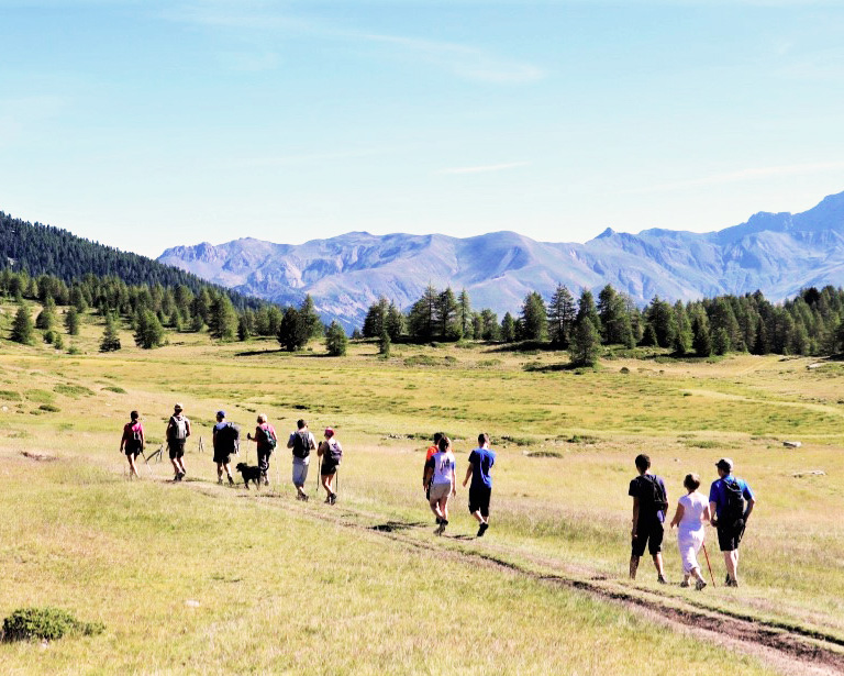 Randonnée en groupe en montagne au printemps