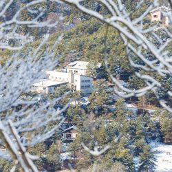 Village vacances Azur et Neige à Montclar dans un paysage de neige