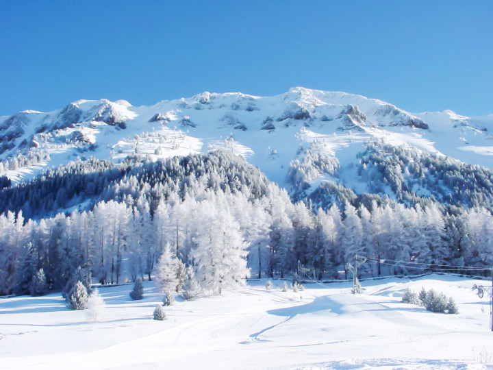 Vue sur les montagnes enneigés de Montclar